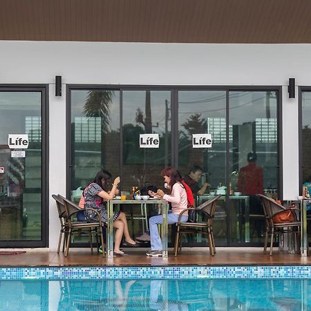 Life Grand Chiang Mai Hotell Exteriör bild
