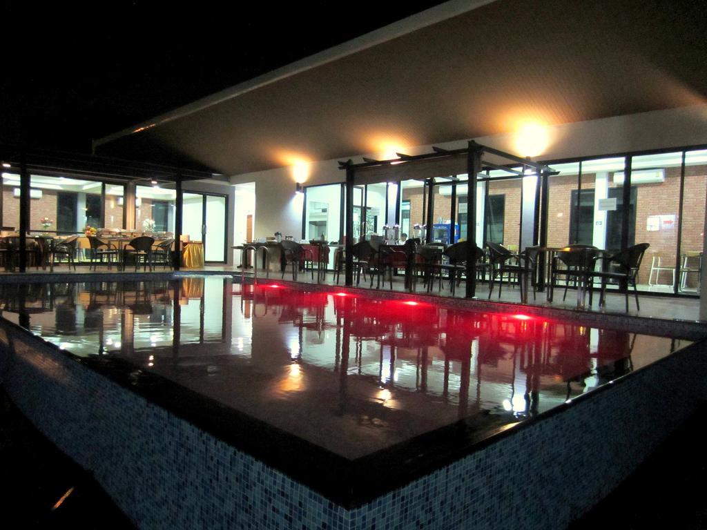 Life Grand Chiang Mai Hotell Exteriör bild