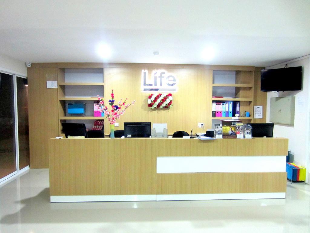 Life Grand Chiang Mai Hotell Exteriör bild