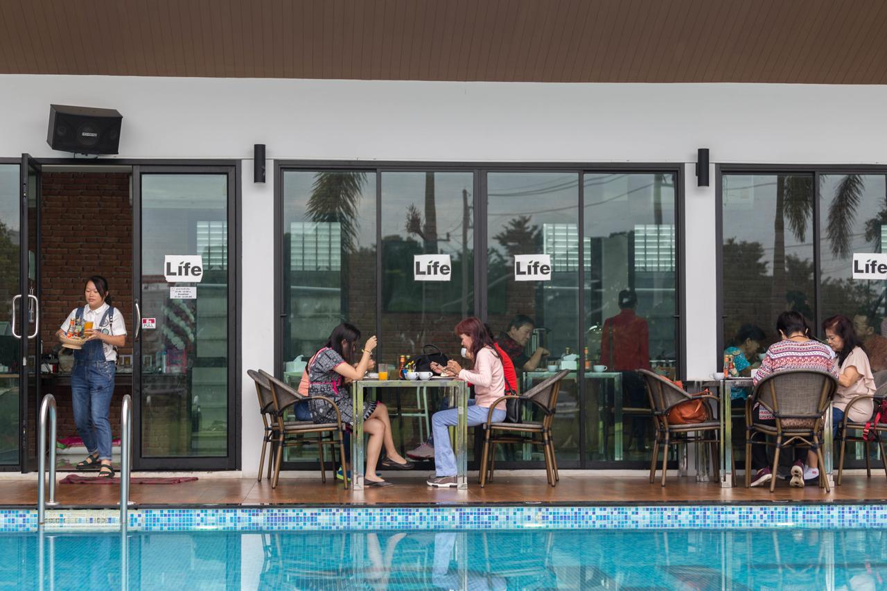 Life Grand Chiang Mai Hotell Exteriör bild