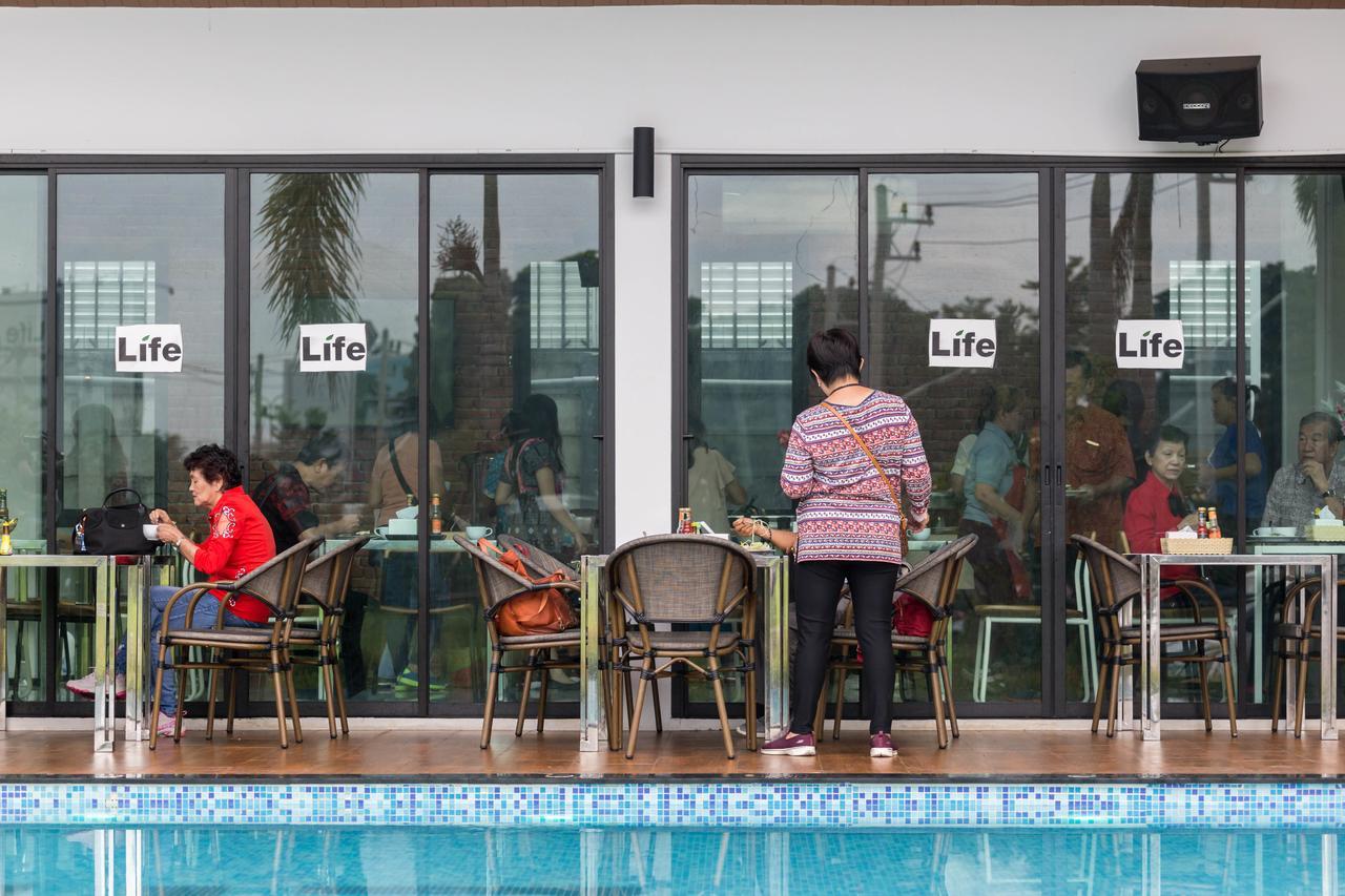 Life Grand Chiang Mai Hotell Exteriör bild